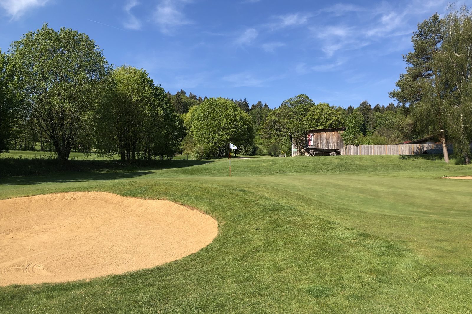 Bunker and green at Golfanlage Gerhelm under a blue sky